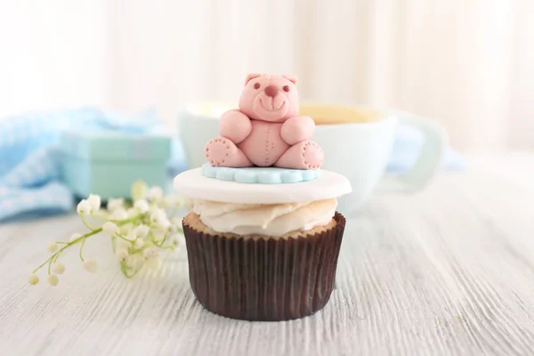 Decoratieve cupcake op tafel — Stockfoto