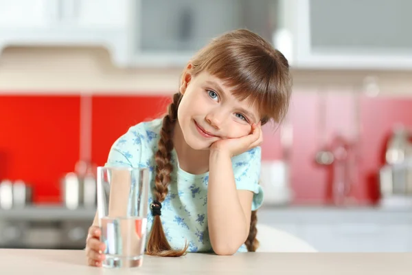 Niedliches kleines Mädchen — Stockfoto