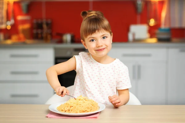 Lány eszik spagetti — Stock Fotó