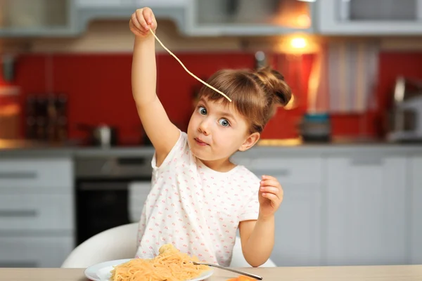 スパゲッティを食べる少女 — ストック写真