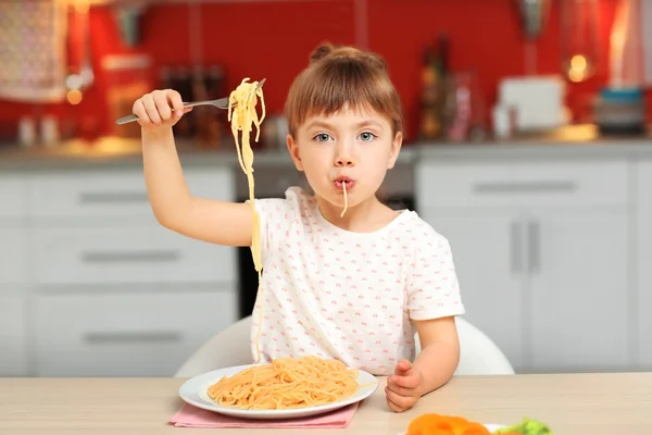 Meisje eten spaghetti — Stockfoto