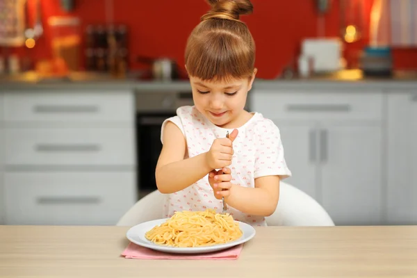 Lány eszik spagetti — Stock Fotó