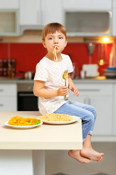 スパゲッティを食べる少女 — ストック写真