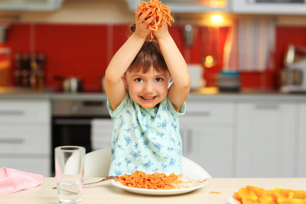 Девушка ест спагетти
