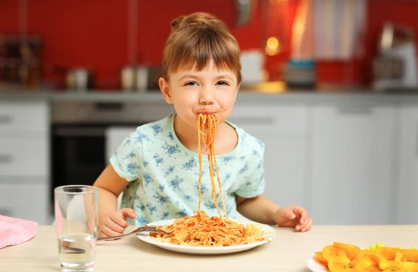 Menina comer espaguete — Fotografia de Stock