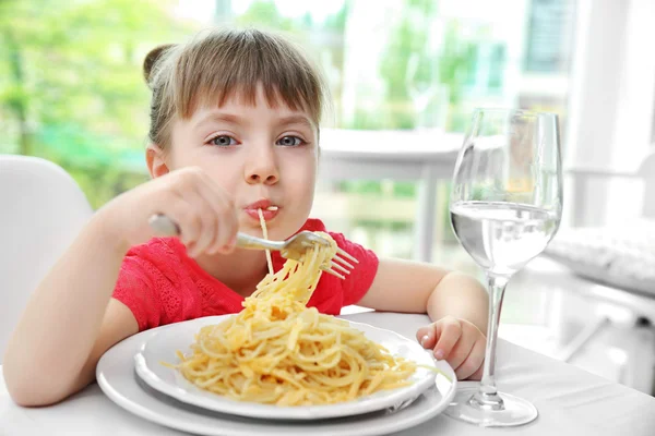 パスタを食べる小さな女の子 — ストック写真