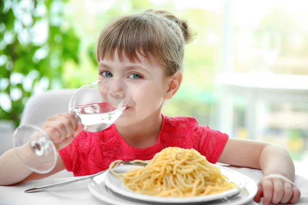 パスタを食べる小さな女の子 — ストック写真