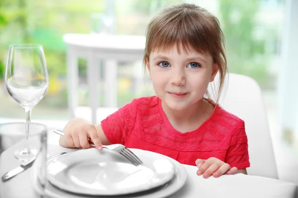 パスタを食べる女の子 — ストック写真