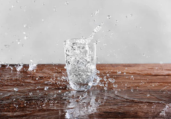 Gieten van water in glas — Stockfoto