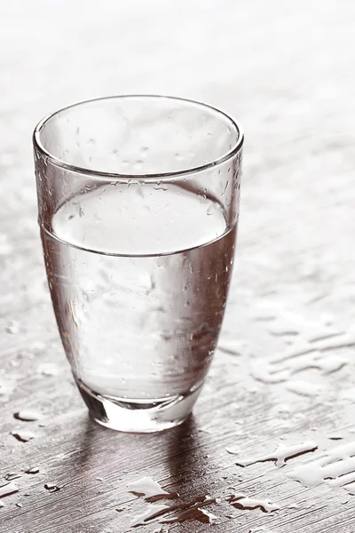 Gevuld glas water — Stockfoto