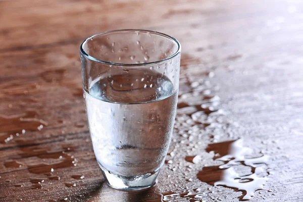 Bicchiere pieno d'acqua — Foto Stock