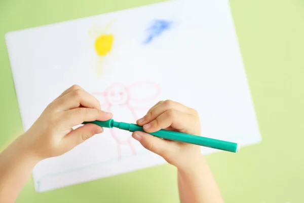 Small girl painting — Stock Photo, Image