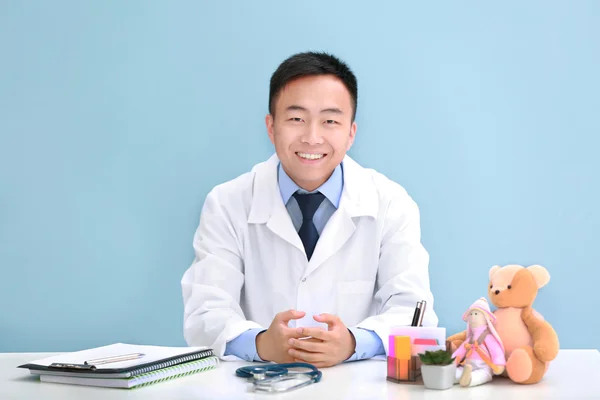 Médico pediatra guapo —  Fotos de Stock