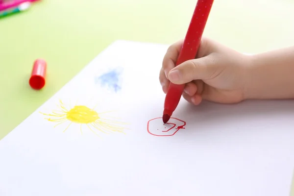 Small girl painting — Stock Photo, Image