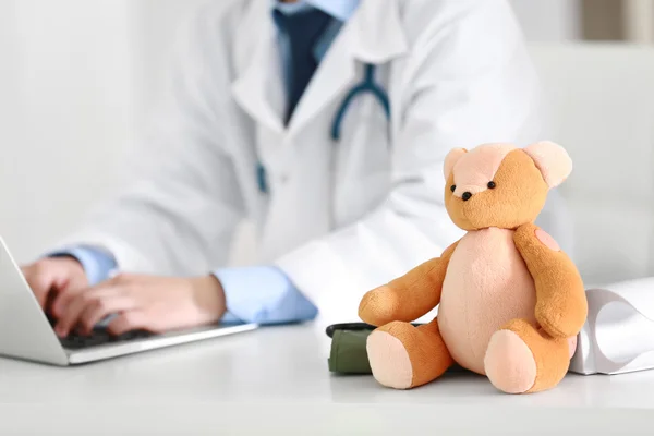 儿科医生的玩具熊 — 图库照片