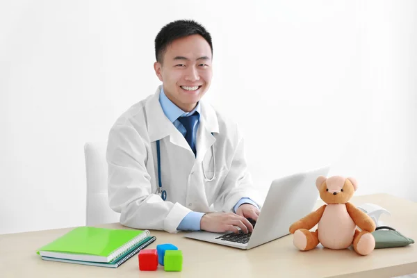 Lekarz pediatra przystojny — Zdjęcie stockowe