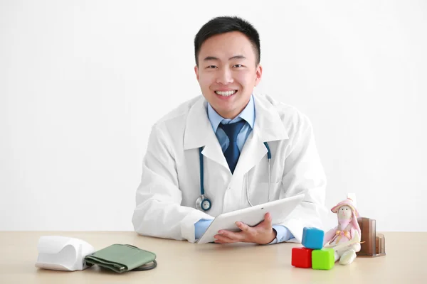 Handsome pediatrician doctor — Stock Photo, Image