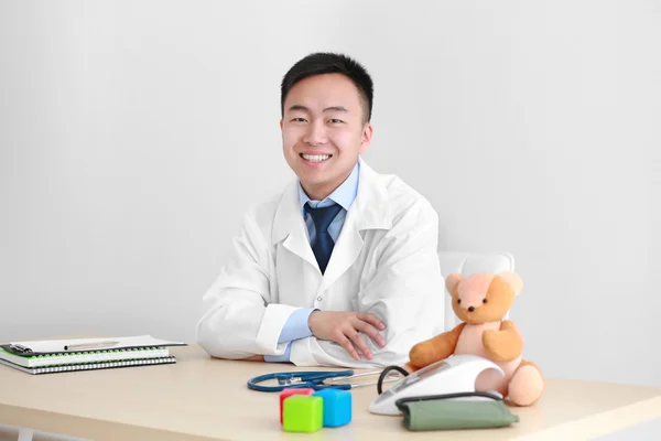 Médico pediatra guapo — Foto de Stock