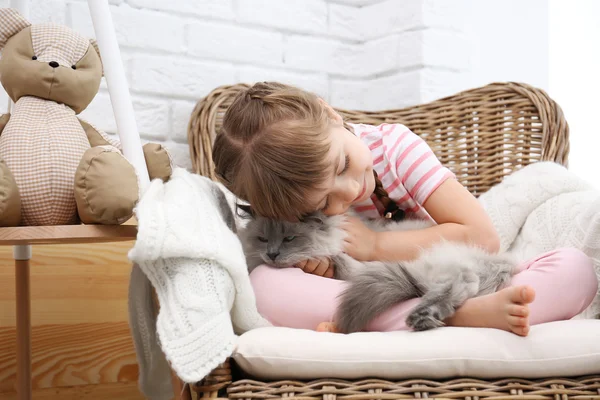 Kleines Mädchen und Katze — Stockfoto