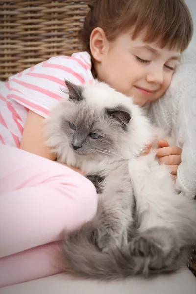Petite fille et chat — Photo