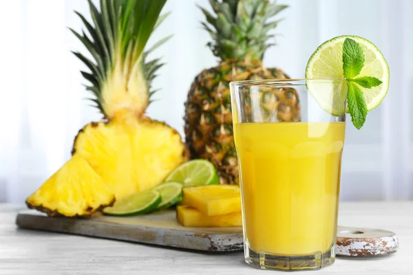 Zoete sap en de gesneden ananas — Stockfoto