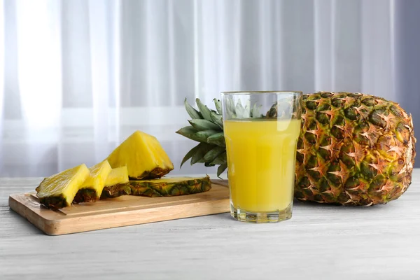 Sweet juice and sliced pineapple — Stock Photo, Image