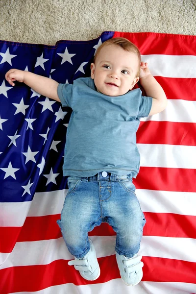 Малыш и американский флаг — стоковое фото