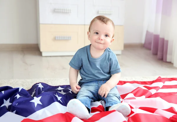 Bebé y bandera americana — Foto de Stock