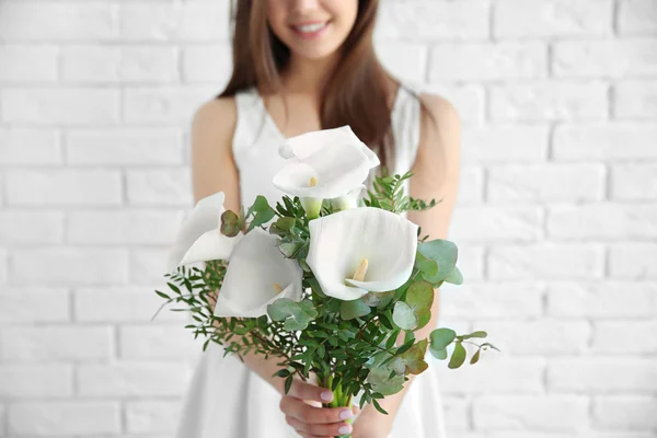 Beautiful young woman holding bouquet — Stock Photo, Image