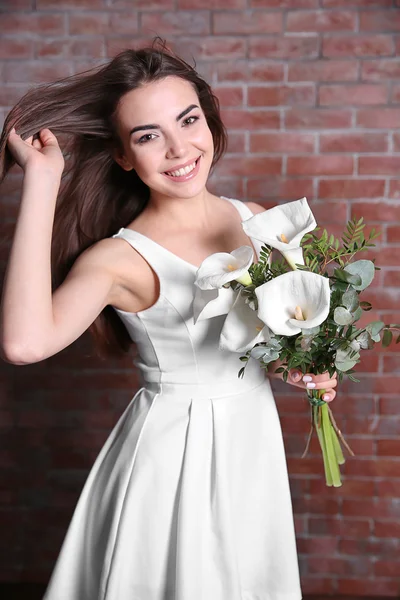 Bella giovane donna in possesso di bouquet — Foto Stock