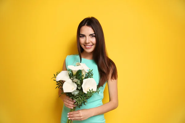 Bella giovane donna in possesso di bouquet — Foto Stock