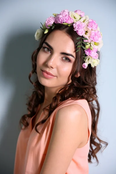 Bella giovane donna con fiori — Foto Stock