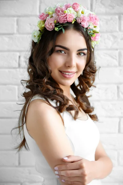 Mooie jonge vrouw met bloemen — Stockfoto