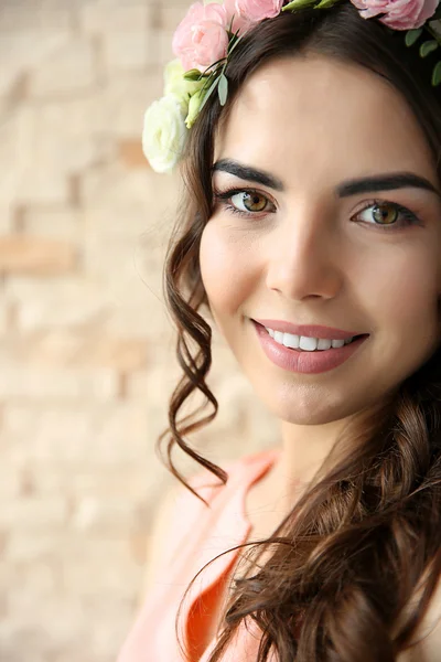 Hermosa joven con flores —  Fotos de Stock