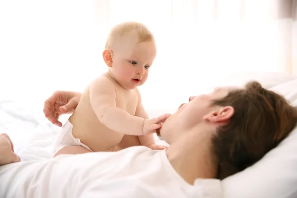 Padre divirtiéndose con pequeño hijo Fotos De Stock