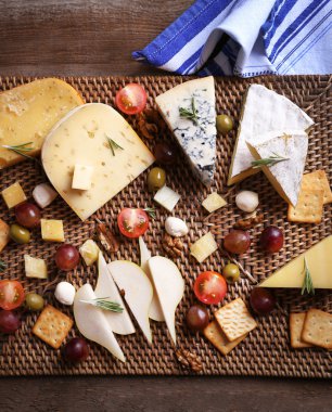 farklı peynir çeşitleri.