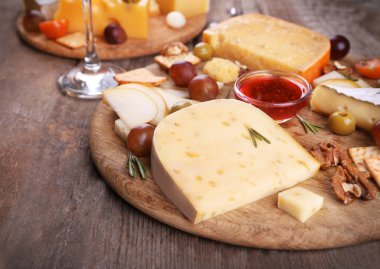 farklı peynir çeşitleri.