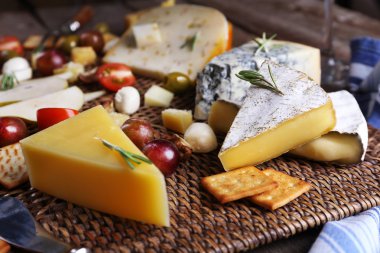 farklı peynir çeşitleri.