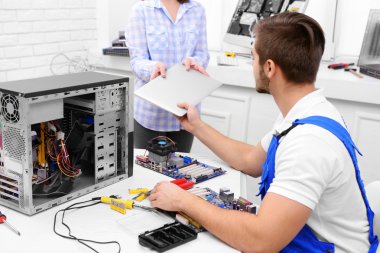 Genç repairer hizmet merkezi