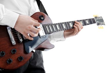 Elektro gitar çalan adam