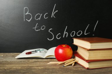 Okul kitapları üstünde okul sırası