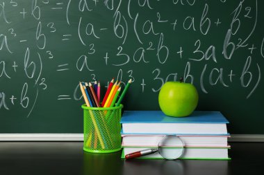 Okul kitapları üstünde okul sırası