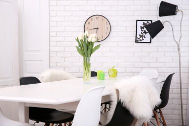 masa ve sandalyeler ile iç