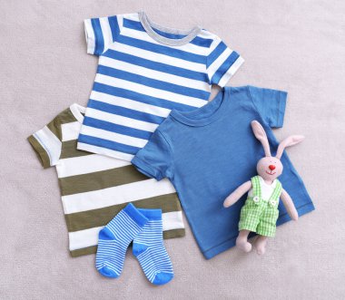 arka plan üzerinde bebek giysileri