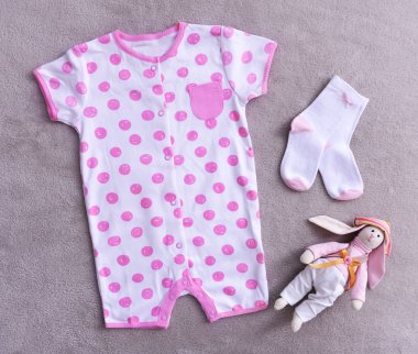 arka plan üzerinde bebek giysileri