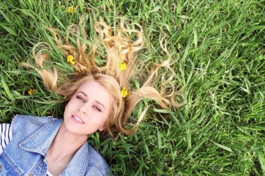 Sarı çiçekli güzel kadın.