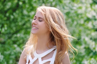 kadın çiçek açan ağaç arka plan üzerinde