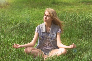 Yeşil çimenlerin üzerinde güzel kadın