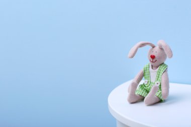 Bebek oyuncak masada 