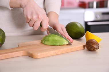 Kadın Dilimleme taze avokado 